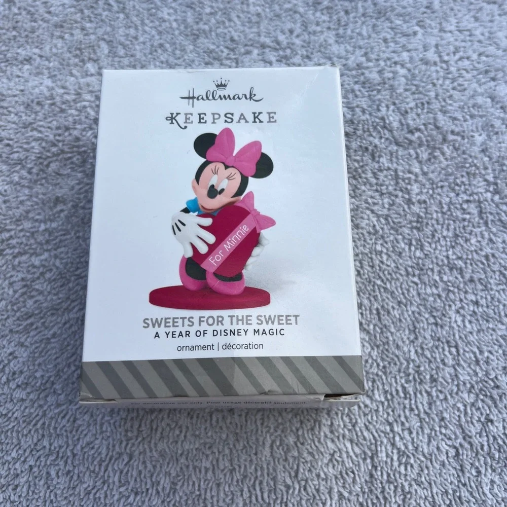 Hallmark Keepsake Ornament Sweets for the Sweet Minnie Mouse Valentine's Day‎